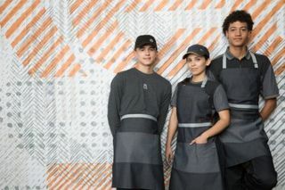 McDonalds nya uniformer ser ut som något ur en Sci-Fi-film och anställda är galna