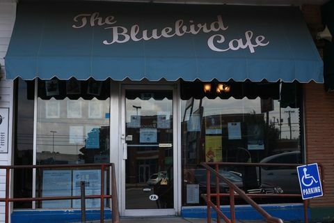Hur det verkligen gillar att gå bakom kulisserna på Bluebird Café