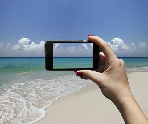 Semesterfoto genom smartphonen av stranden och havet