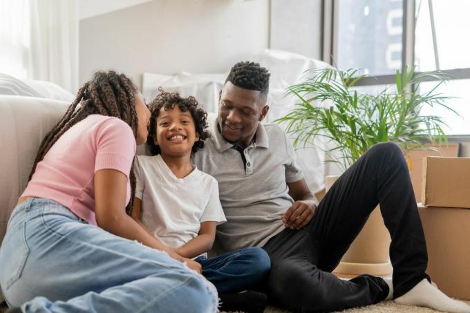 glad svart familj i sitt nya hem