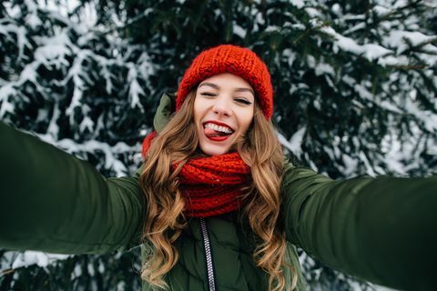 Flickan tar rolig vinter selfie
