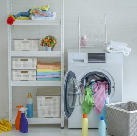 elegant badrumsinredning med modern tvättmaskin