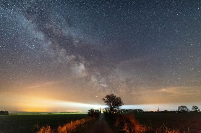 20 april 2018, tyskland, burg auf fehmarn de årliga april lyrids meteorregn lyser upp natthimlen och gör flygplan, planeter och stjärnor synliga för det blotta ögat i år, april-lyriderna dyker upp mellan 14 och 26 april foto daniel reinhardtdpa foto av daniel reinhardtpicture alliance via getty bilder