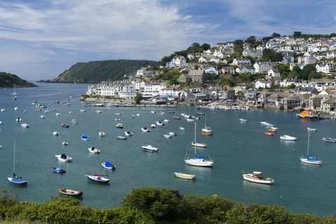 Salcombe mynning i Devon - båtar på sommaren