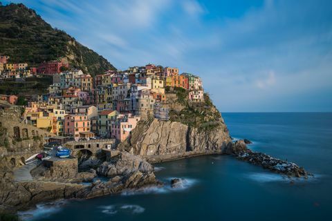 Den berömda utsiktspunkten av Manarola stad: Långt exponeringsskott av Manarola på Cinque Terre, Italien