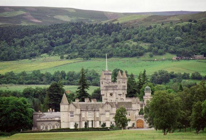balmoral castle, kungligheternas skotska hem