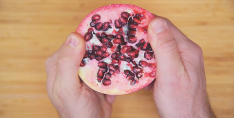 Detta enkla trick tar bort frön från en granatäpple i sekunder