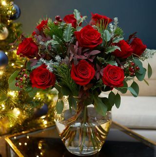 Red Velvet Rose Bouquet (Leverans från 1 december 2021)