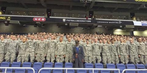 När Richard Overton var 109 år gammal hjälpte han till att sparka in den amerikanska armén All American Bowl 2016 i San Antonio, Texas.