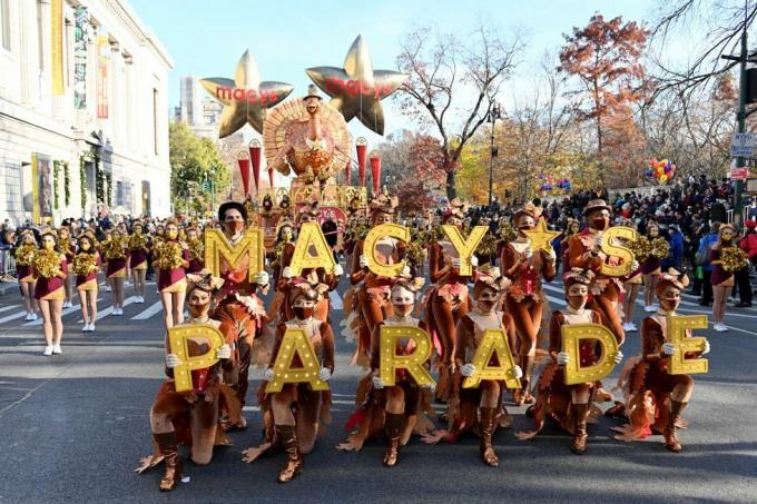 tusentals människor deltar i den 95:e Macys Thanksgiving Day-paraden den 25 november 2021 i New York City, paraden har återvänt till sin full storlek i år efter att ha minskats och stängts för allmänheten 2020 på grund av coronavirus-pandemin foto av alexi rosenfeldgetty images