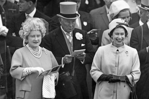 Drottningens mor och drottning Elizabeth II vid racerbanan Epsom, maj 1963