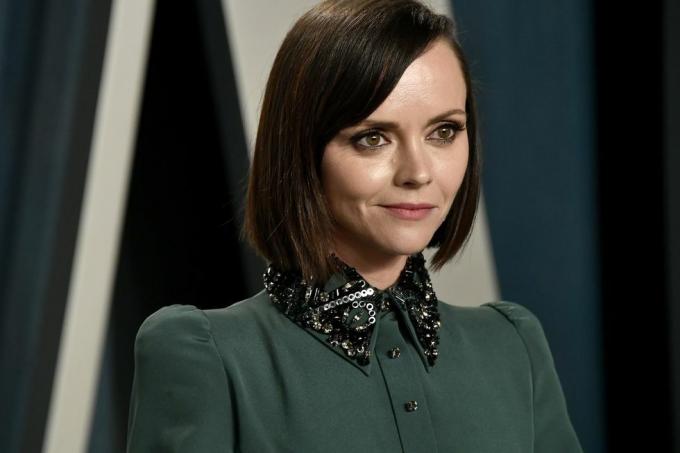 christina ricci deltar i 2020 års vanity fair oscar-fest i grön klänning med bländande krage