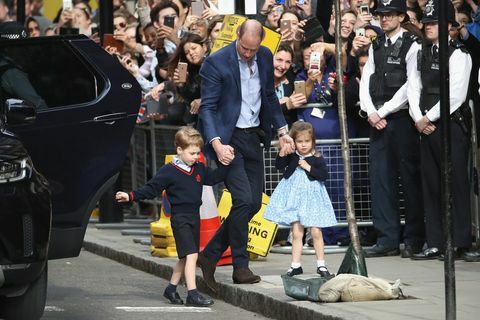 Prins George och prinsessa Charlotte har anlänt till sjukhuset för att träffa sin bror