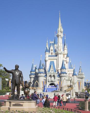 walt disney och mickey mouse partners staty och askungens slott, magiska kungariket, orlando, florida, usa