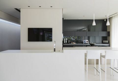 minimalistiskt kök vitt rum