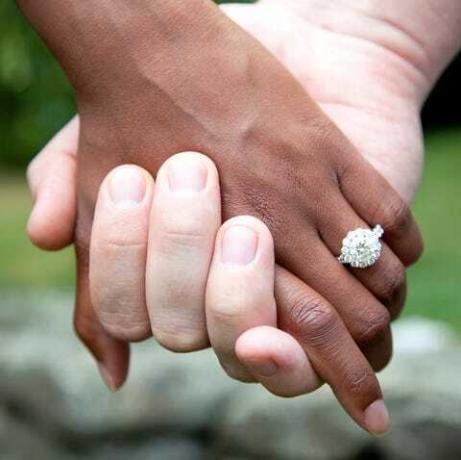 interracial par håller händer