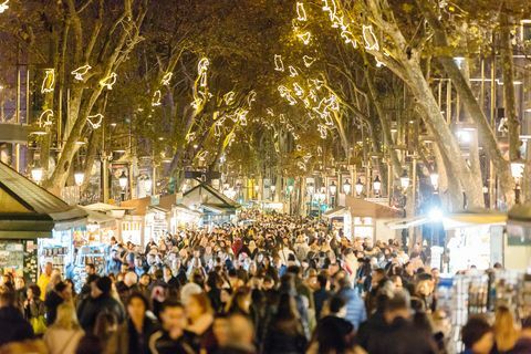 Folk som går på La Rambla gatan under jul- och nyårssemestrar i Barcelona, ​​Katalonien, Spanien