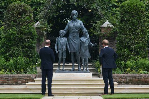 prins William och prins Harry står framför statyn av prinsessan Diana