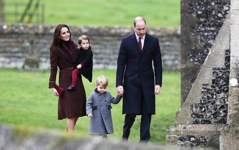 Den kungliga familjen deltar i kyrkan på juldagen