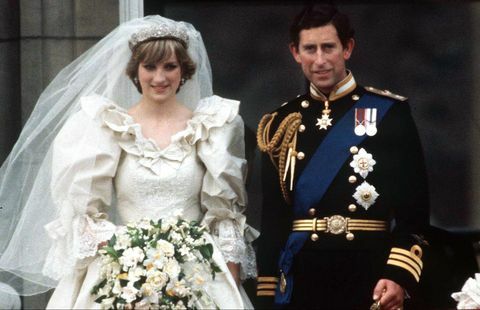 london, 29 juli prins charles och prinsessan diana på balkongen i buckingham palace på deras bröllopsdag prinsessan bär en bröllopsklänning designad av david och elizabeth emanuel prinsen bär marinklänning uniform foto av Tim Graham Photo Library via Getty bilder