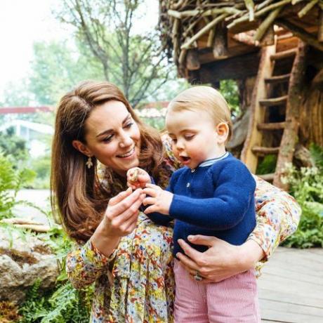 Kate Middleton ger Prince George, Princess Charlotte och Prince Louise privat rundtur i Back to Nature garden