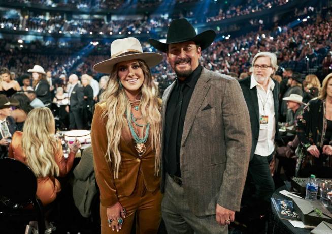 nashville, tennessee november 09 l r lainey wilson och cole hauser deltar i den 56:e årliga countrymusiken association awards på bridgestone arena den 9 november 2022 i Nashville, Tennessee foto av john shearergetty bilder för cma