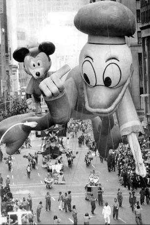 Donald Duck ballong sportar slapp vinge efter borste med trädgren vid Macys parad 1972