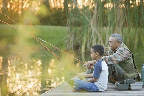 farfar och barnbarn fiskar på piren