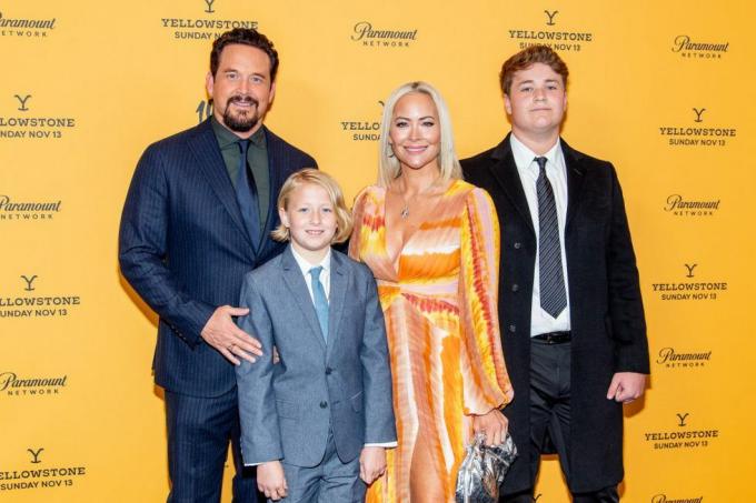 new york, new york november 03 cole hauser, cynthia daniel och gäster deltar i paramounts yellowstone säsong 5 premiär i new york på walter reade teater den 3 november 2022 i new york city foto av roy rochlinwireimage