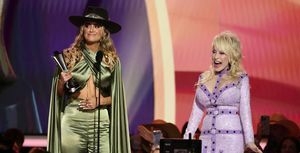 lainey wilson tar emot priset för årets kvinnliga artist från Dolly Parton på scenen vid 58th Academy of Country Music Awards