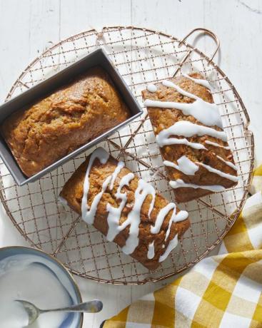 morotnötbröd med gräddfil