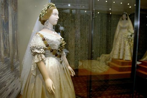 En skyltdocka av drottning Victoria på hennes bröllopsdag på skärmen i Kensington Palace