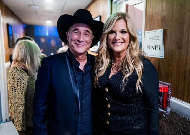 Nashville, Tennessee 23 augusti l r clint black och trisha yearwood går på den 16:e årliga academy of country musik utmärkelser på ryman auditorium den 23 augusti 2023 i Nashville, Tennessee foto av john shearergetty bilder för acm