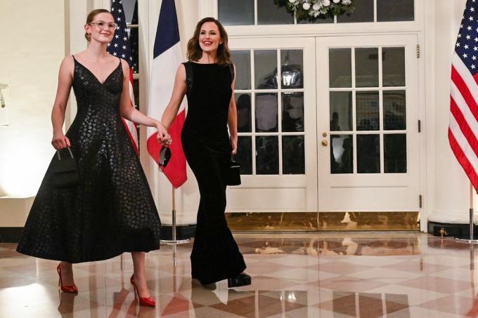 den amerikanska skådespelerskan jennifer garner och hennes dotter violett affleck anländer till vita huset för att delta i en statlig middag för att hedra franska president emmanuel macron, i Washington, DC, den 1 december 2022 foto av roberto schmidt afp foto av roberto schmidtafp via getty bilder