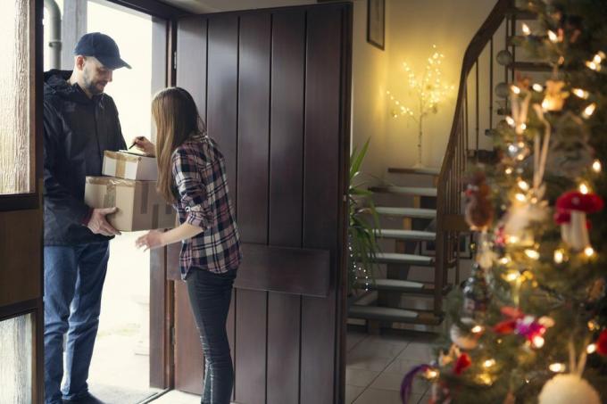 tonåring som får julpaket levererade av brevbärare