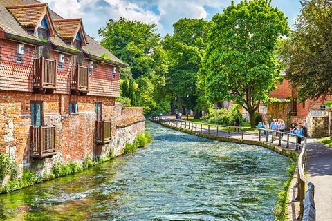 flodpromenad i staden winchester, england