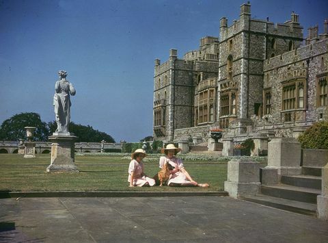8 juli 1941 prinsessor elizabeth right och margaret rose 1930 2002 sola utanför windsor castle, berkshire foto av lisa sheridanstudio lisagetty bilder