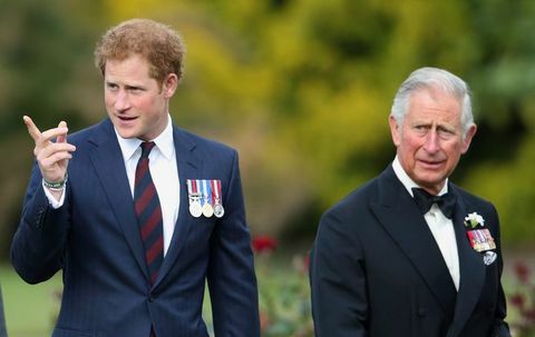 london, Storbritannien 9 juni embargo för publicering i tidningar i Storbritannien fram till 48 timmar efter skapande av datum och tid prins Harry och prins Charles, Prince of Wales delta i gurkha 200-tävlingen på Royal Hospital Chelsea den 9 juni 2015 i London, England Foto av Max mumbyindigogetty bilder