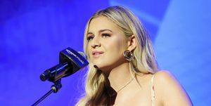 Nashville, Tennessee 10 juni sångerskan Kelsea Ballerini uppträder under cma fest 2022 på cma close up scen i musikens centrum den 10 juni 2022 i Nashville, Tennessee foto av terry wyattgetty images