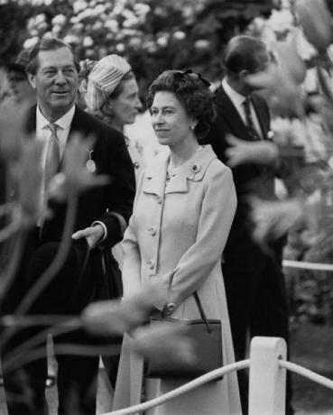 drottning elizabeth besöker chelsea flower show 1973