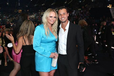 las vegas, nv maj 15 2022 billboard music Awards avbildad l r miranda lambert och brendan mcloughlin på scen under 2022 billboard musikpriser hölls på mgm grand garden arena den 15 maj 2022 foto av christopher polknbcnbcu fotobank via getty bilder