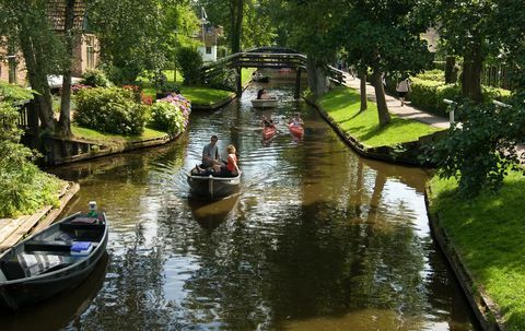 Det finns en magisk liten stad i Holland där gatorna är gjorda av vatten