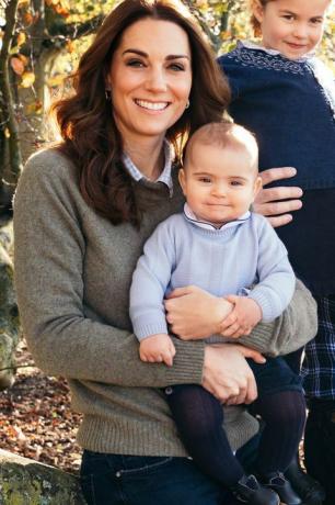 Prins Louis håller Kate Middletons hand i Royal Family Christmas Card 2018