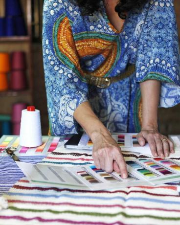 textilier skapade med en skyttel av pedalvävstolar har en lång tradition i Oaxaca, mexikanska pedalvävstolar producerar inget koldioxidavtryck eftersom de inte använder elektricitet