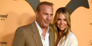 los angeles, kalifornien maj 30 kevin costner l och christine baumgartner deltar i paramount networks yellowstone säsong 2 premiärfest på lombardi house den 30 maj 2019 i los angeles, kalifornien foto av frazer harrisongetty images for paramount nätverk