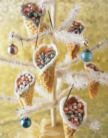 pizzelle godiskottar fyllda med godis på ett dekorativt julgran