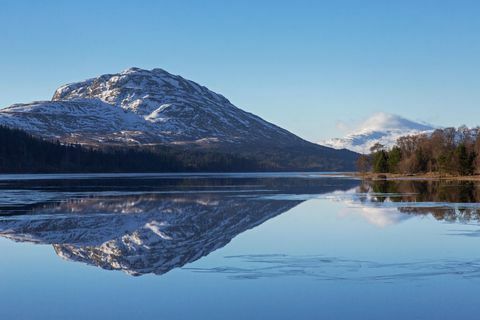 loch laggan och snötäckt berg creag meagaidh nära dalwhinnie i det skotska höglandet på vintern, lochaber, höglandet, Skottland, Storbritannien foto av arterrauniversal images group via getty images