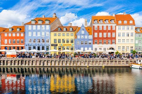 mångfärgade hus längs kanalen i nyhavn hamn, köpenhamn, danmark