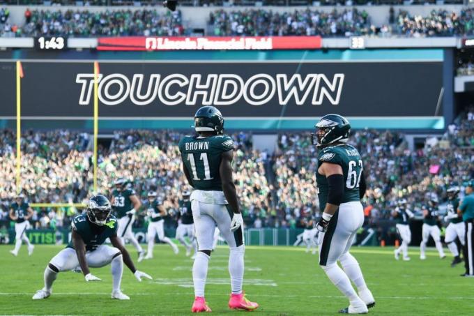 philadelphia, pa oktober 01 aj brown 11 firar med lagkamraten jason kelce 62 av philadelphia eagles efter att ha gjort en touchdown under andra halvlek mot Washington Commanders på Lincoln Financial Field den 1 oktober 2023 i Philadelphia, Pennsylvania foto av kathryn rileygetty bilder