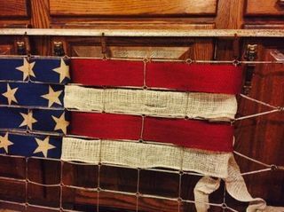 Denna patriotiska 4 juli-dekoration är gjord av en gammal spjälsäng